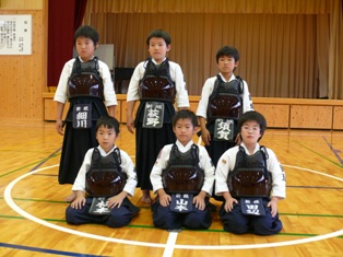 http://www.kochisi-sposyou.jp/img_photo/team_photo/%E6%96%B0%E5%A0%80%E5%89%A3%E9%81%93%5B1%5D.JPG